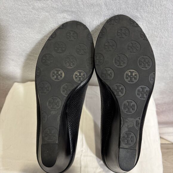 Tory Burch Peep Toe Sally Wedge Pumps 8M Black Pebble Silver Logo Leather Shoes - Picture 3 of 15